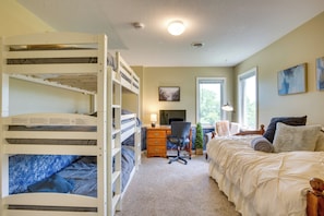 A bedroom with bunk beds, a desk, a chair, a bed, and a window. - Studio Suite & Country Views! Sibley Group Retreat (Sibley)