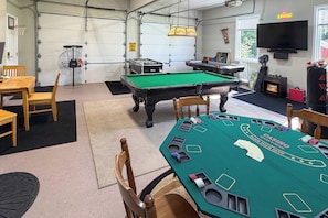 Games room - Studio Suite & Country Views! Sibley Group Retreat (Sibley)