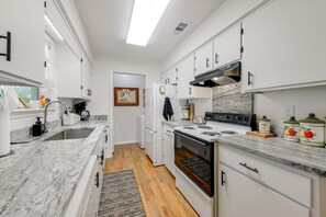 Wasserkocher mit Kaffee-/Teezubehör, Kühlschrank, Mikrowelle, Herdplatte