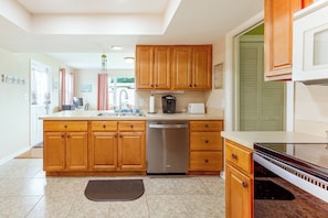 Private kitchen - 10 Mins to Beach! Largo Duplex w/ Shared Pool (Largo)