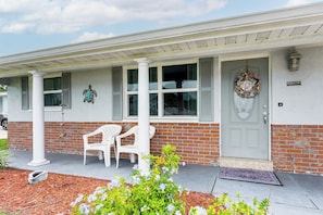 Exterior - 10 Mins to Beach! Largo Duplex w/ Shared Pool (Largo)