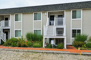 Exterior - Unwind Poolside, Walk to Sand! Montauk Getaway (Montauk)