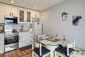 Private kitchen - Unwind Poolside, Walk to Sand! Montauk Getaway (Montauk)