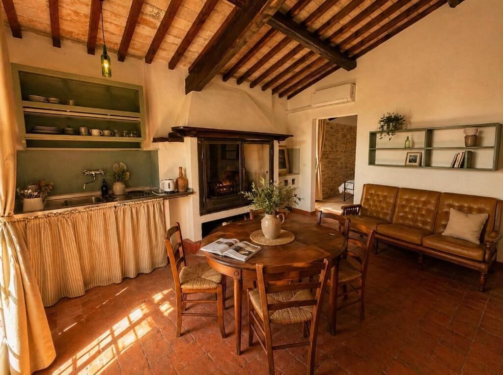 Un soggiorno accogliente con camino, un tavolo da pranzo con sedie, un divano e una libreria.