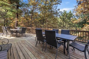 Outdoor dining - Adventure Bay | Dock, Kayaks, Firepit & Game Room (Friendship)