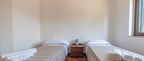 Casa | Tabla de planchar con plancha y wifi gratis