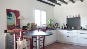 Cafetière/bouilloire, réfrigérateur, micro-ondes, four