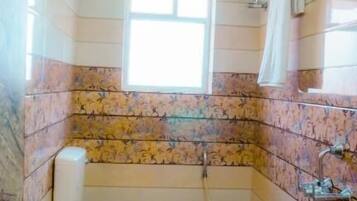 Familienzimmer, eingeschränkter Seeblick | Badezimmer | Dusche, Seife, Shampoo