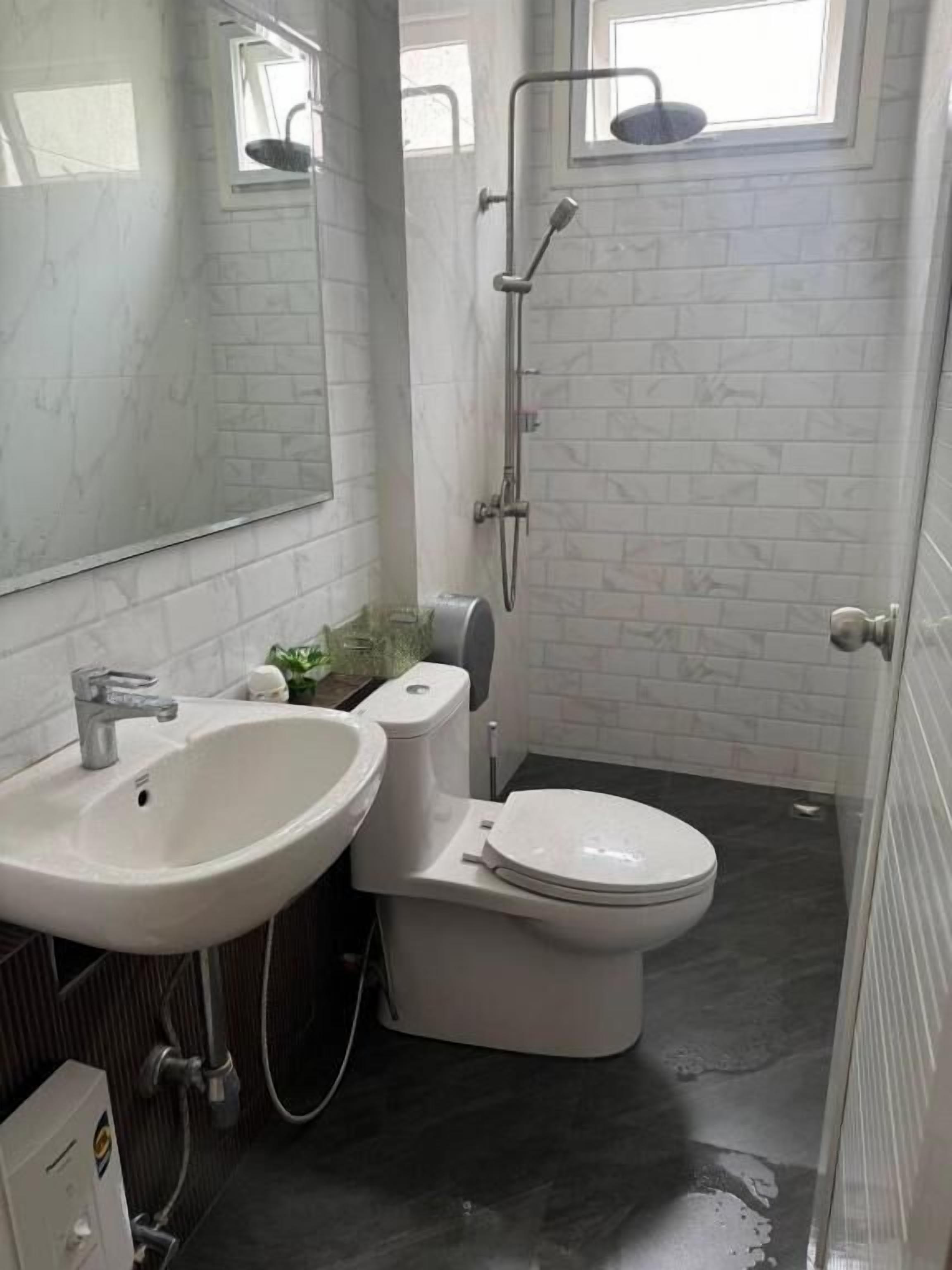 Bañera y ducha independientes, toallas, jabón, shampoo