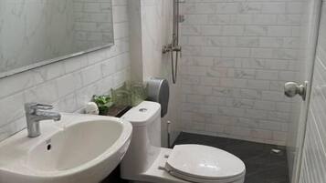 Bañera y ducha independientes, toallas, jabón, shampoo