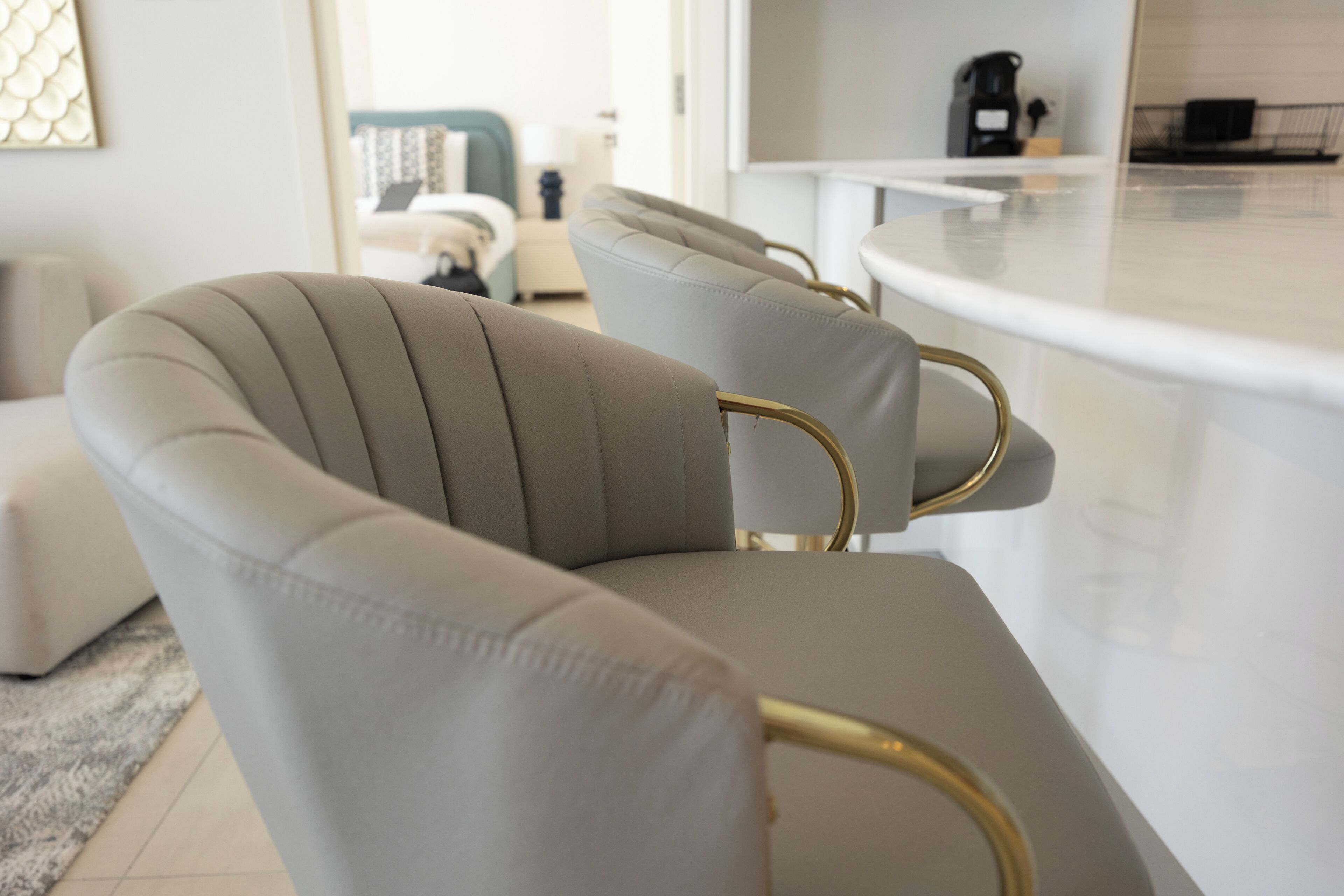 Un salon moderne avec un canapé et une table basse.