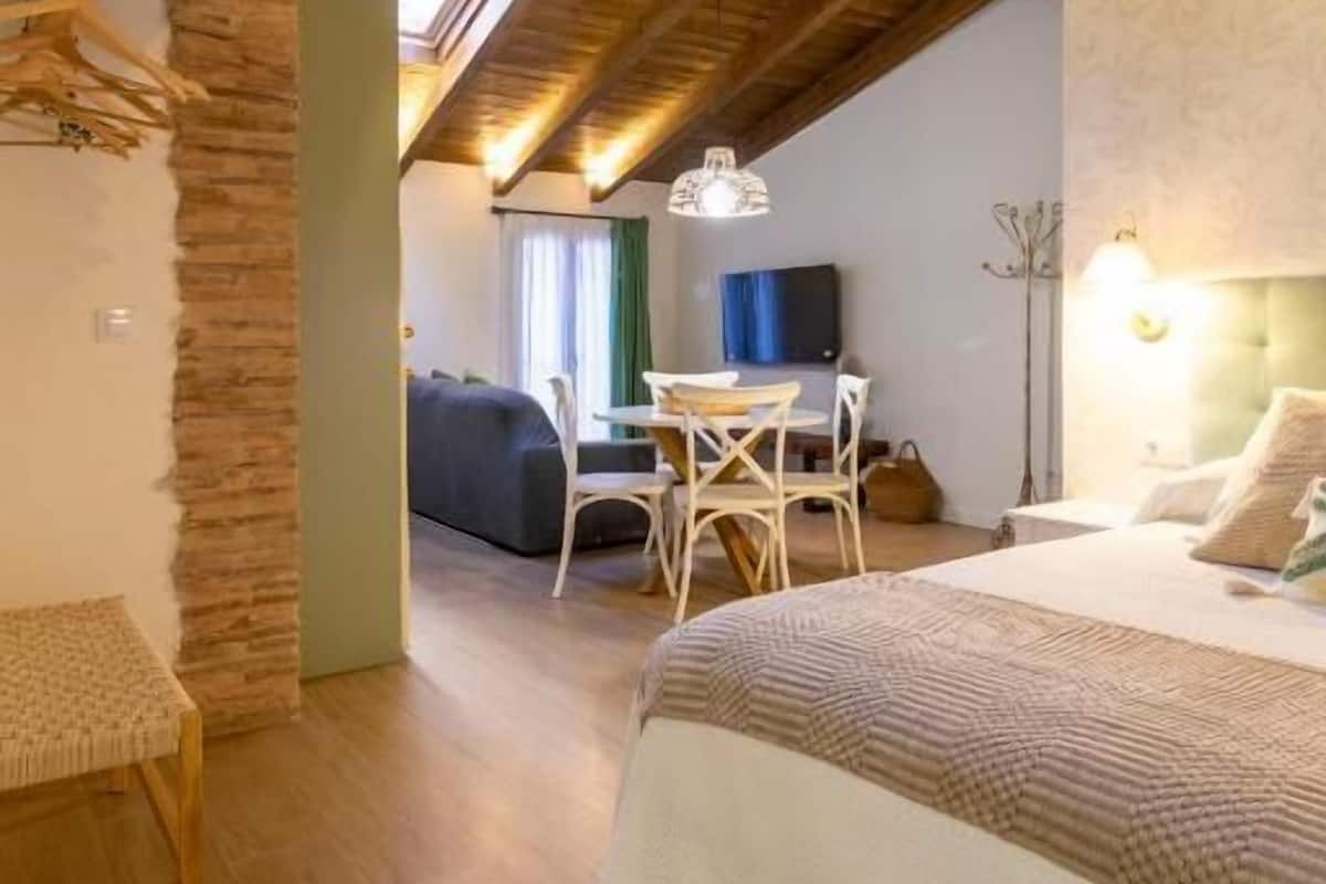 Departamento superior, balcón, vista a la ciudad | Cortinas blackout, insonorización y tabla de planchar con plancha 