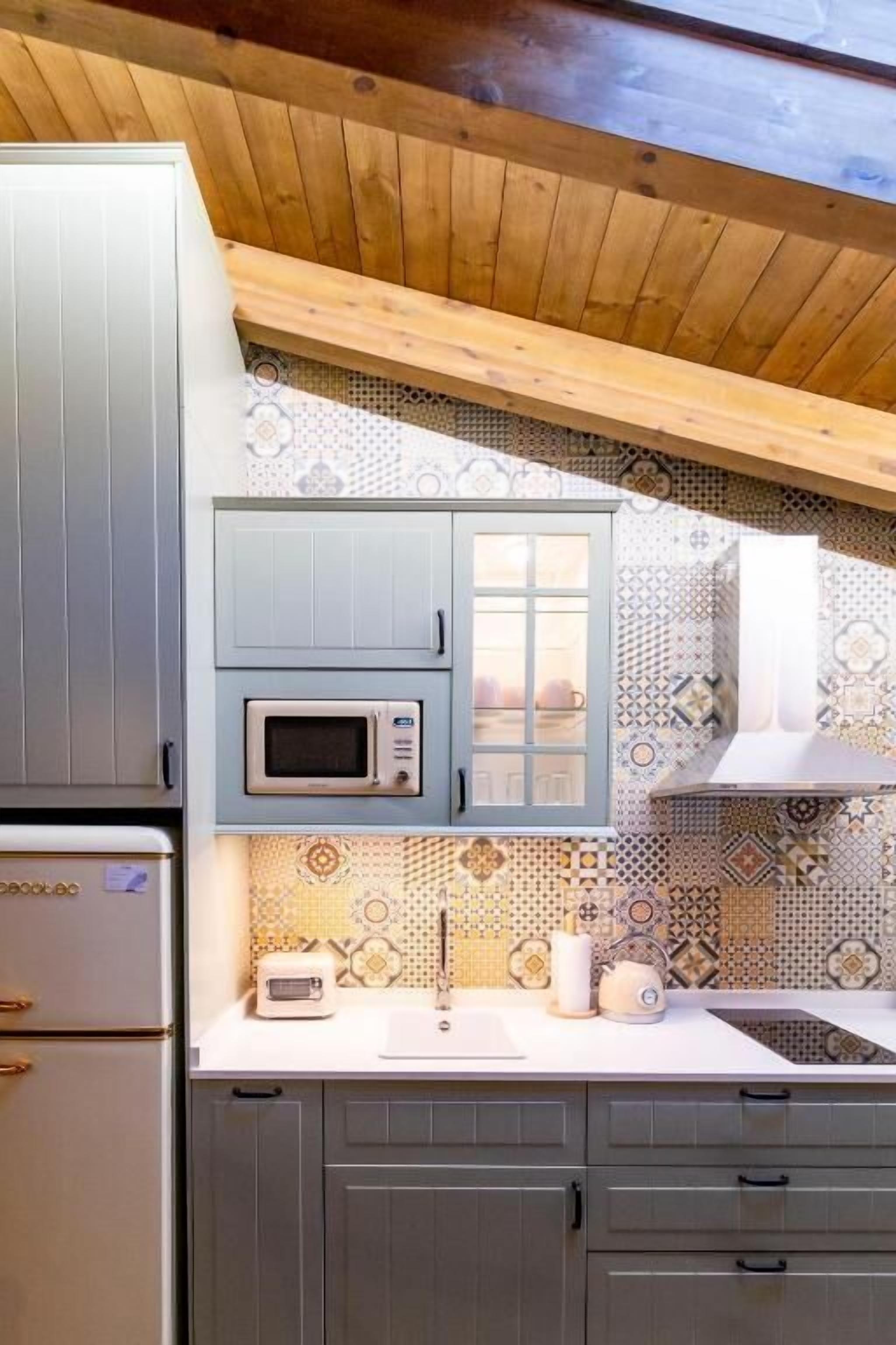 Superior appartement, balkon, uitzicht op stad | Privékeuken | Een koelkast, een magnetron, een oven, een kookplaat