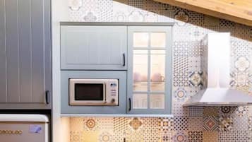 Superior appartement, balkon, uitzicht op stad | Privékeuken | Een koelkast, een magnetron, een oven, een kookplaat