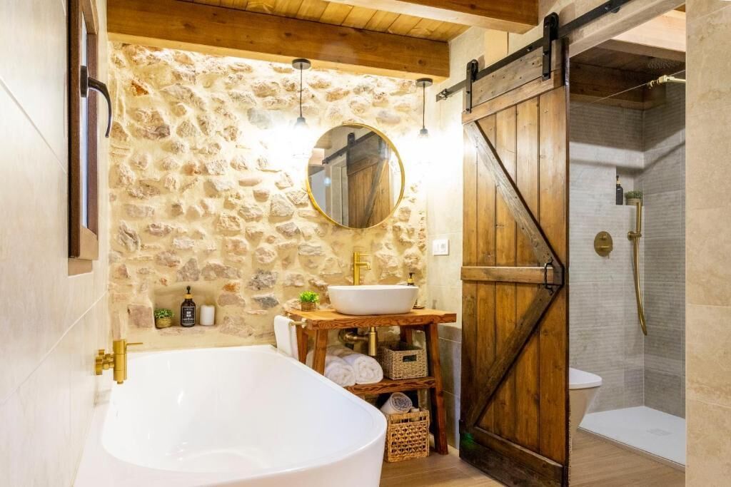 Bañera y ducha independientes, secador de pelo, toallas, jabón