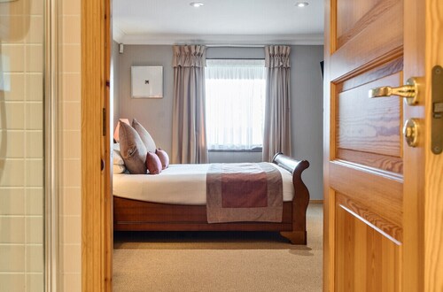 Wonderful Woodland Retreat with Panoramic Golf Views -  25 Belton Woods Lodges