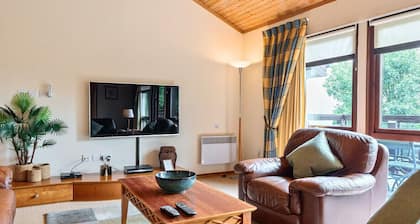 Wonderful Woodland Retreat with Panoramic Golf Views - 25 Belton Woods Lodges