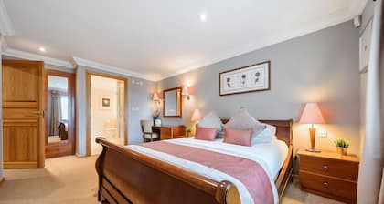 Wonderful Woodland Retreat with Panoramic Golf Views - 25 Belton Woods Lodges