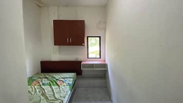 Room D | Desk, WiFi (free)