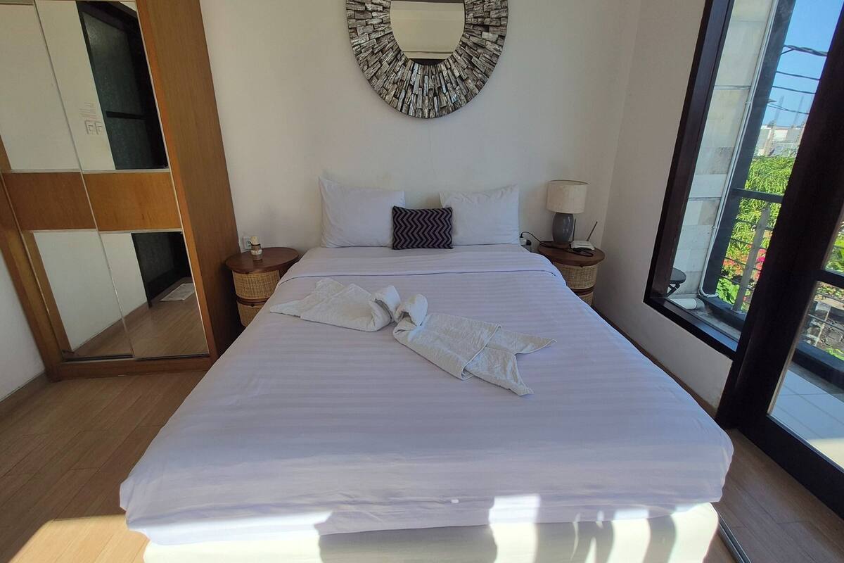 Deluxe Double Room with Balcony | Zimmersafe, Schreibtisch, kostenloses WLAN, Bettwäsche