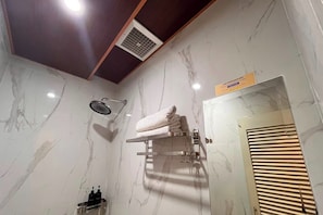 Shower, rainfall showerhead, free toiletries, bidet - Relax Inn Hotel (Demak)