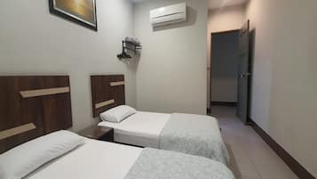 Deluxe Twin Room | Desk, iron/ironing board (on request), WiFi (free), bed sheets