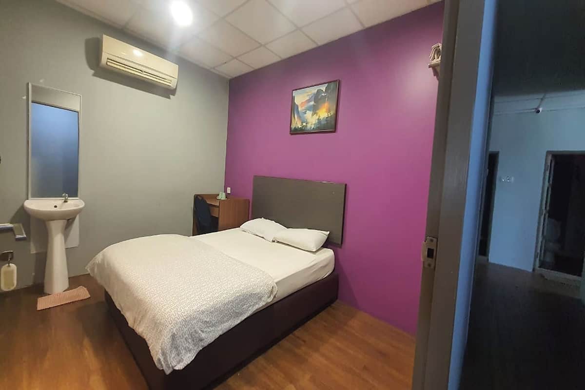 Deluxe Room, Shared Bathroom