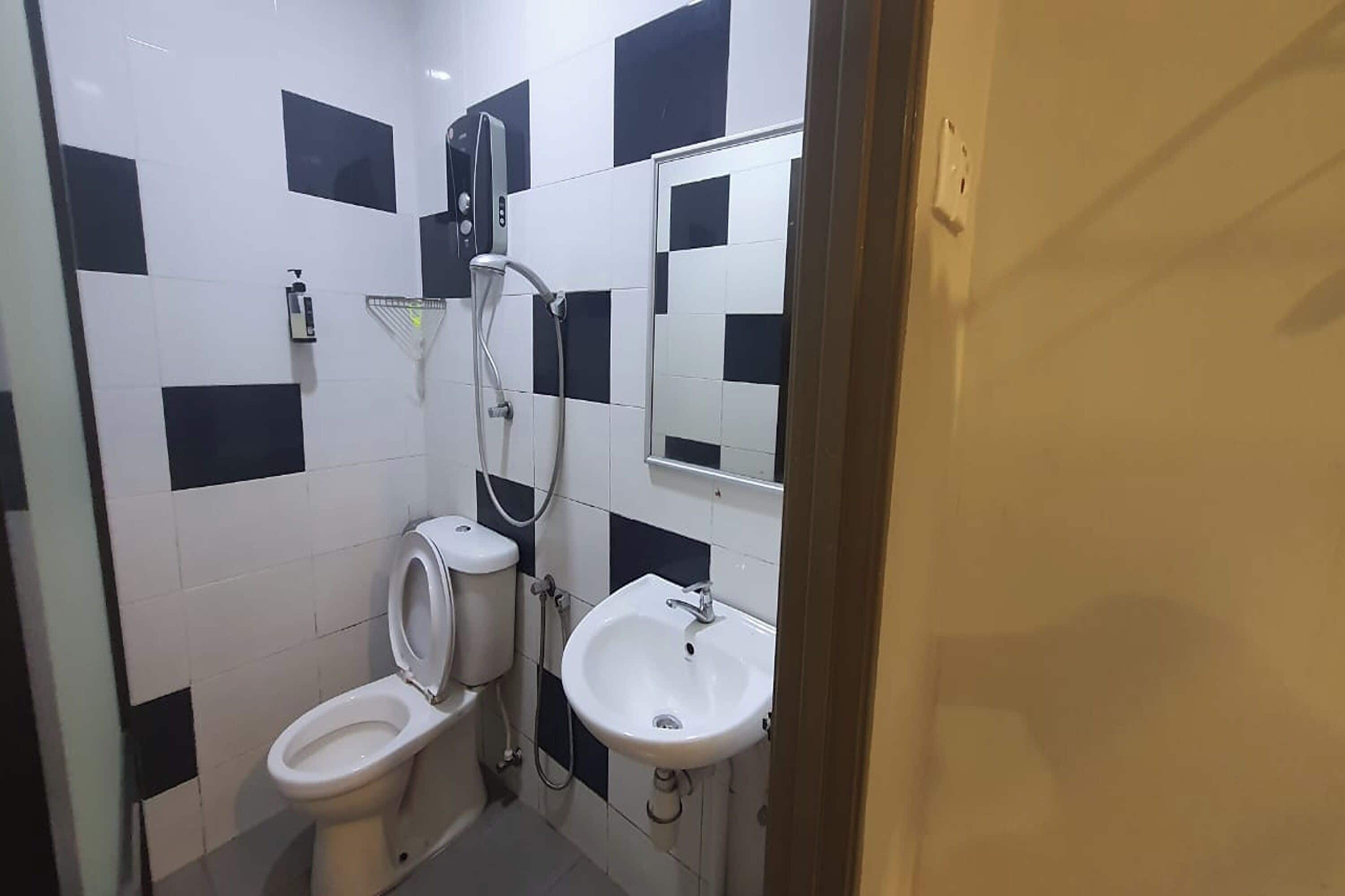 Familien-Dreibettzimmer | Badezimmer | Dusche, kostenlose Toilettenartikel, Haartrockner, Hausschuhe