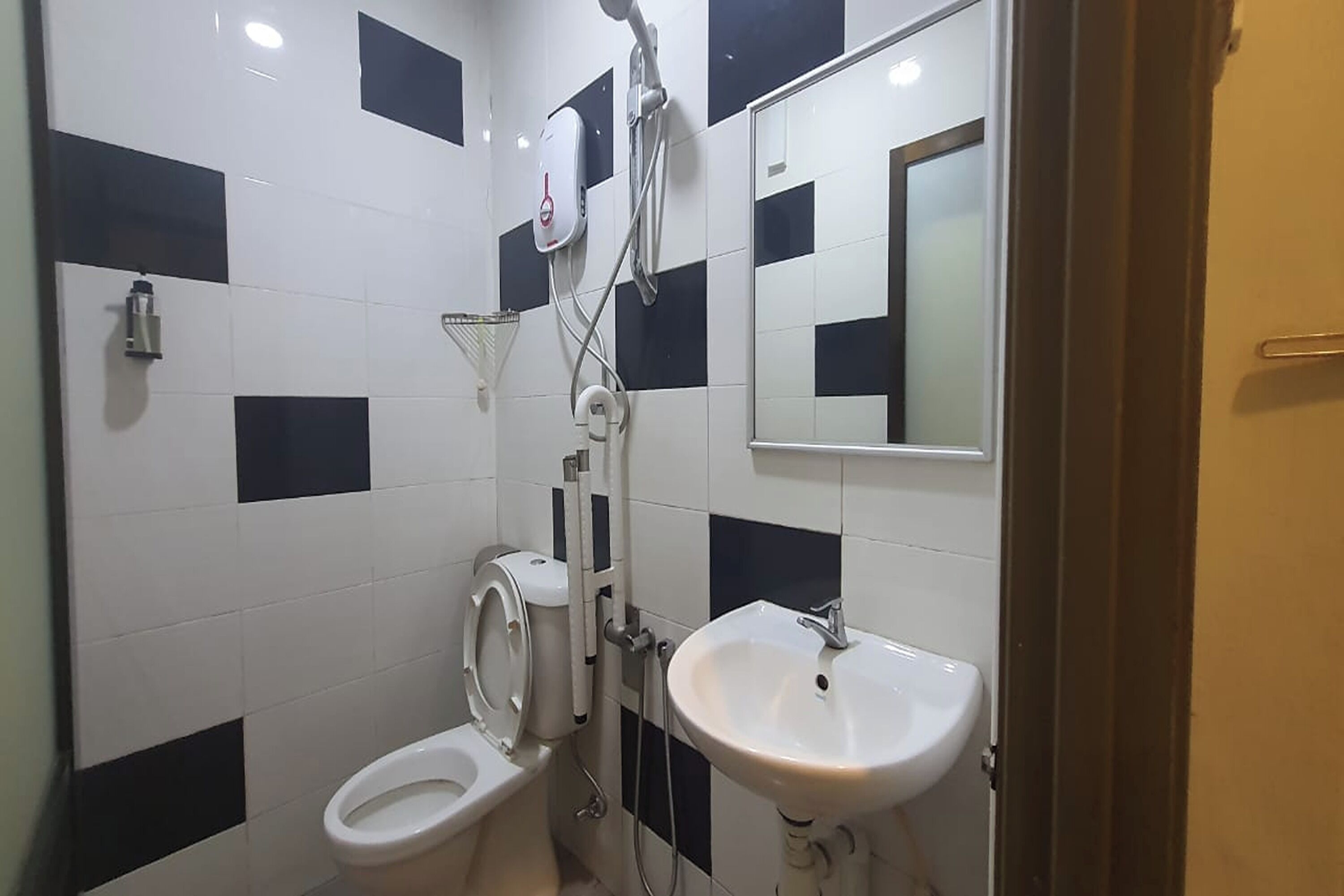 A bathroom with a toilet, bidet, and sink.
