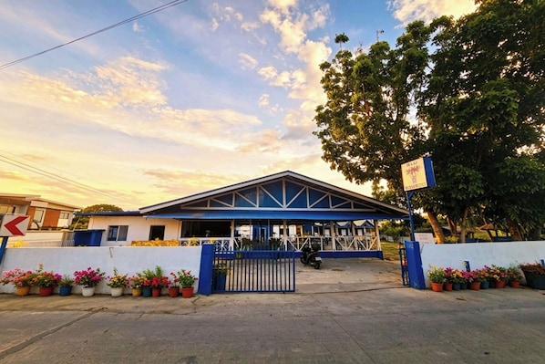 Vista frontal de la propiedad