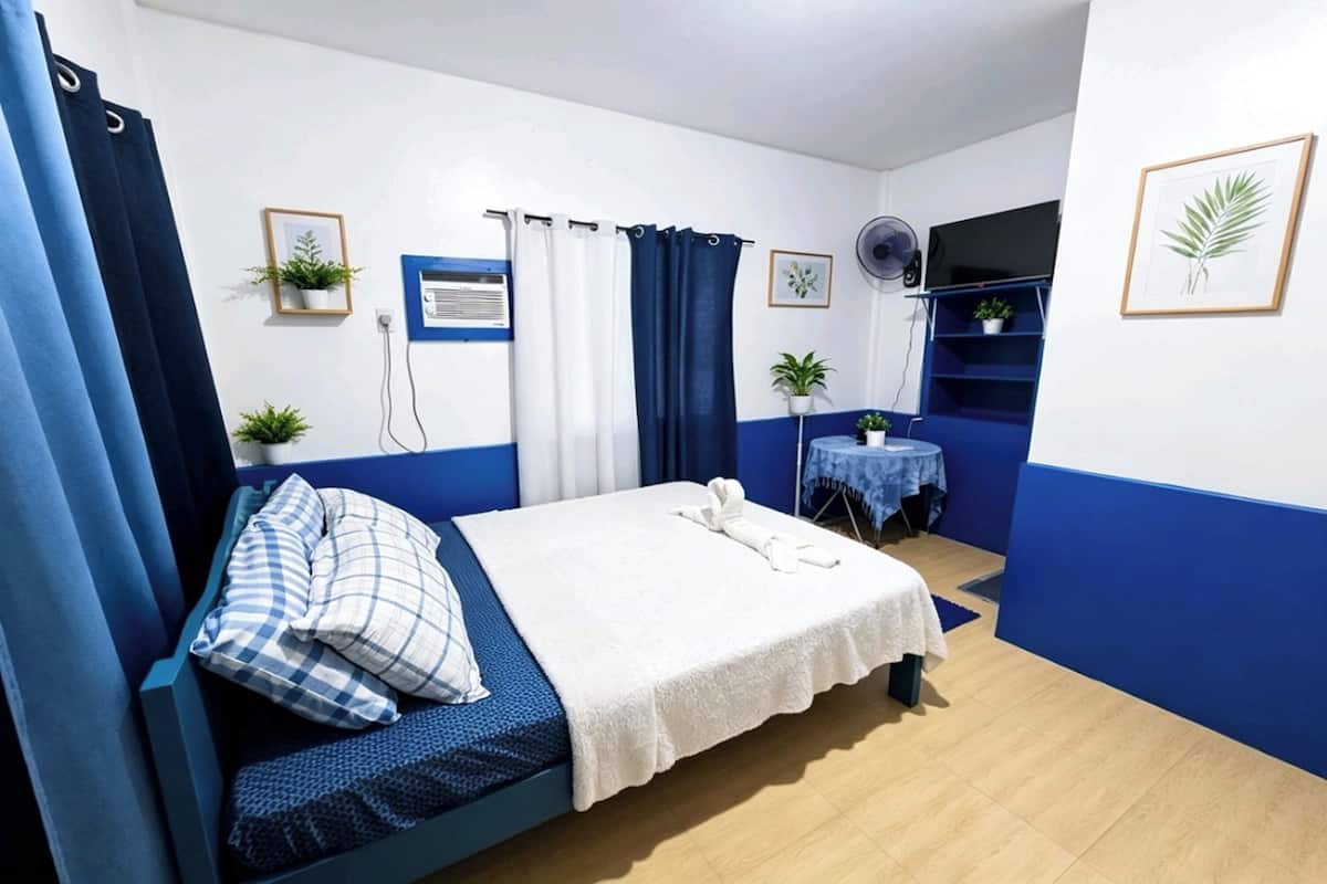 Habitación Deluxe | Escritorio, cortinas blackout, wifi gratis y ropa de cama