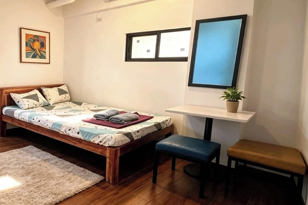 Standard-Doppelzimmer | Schreibtisch, Verdunkelungsvorhänge, Bügeleisen/Bügelbrett