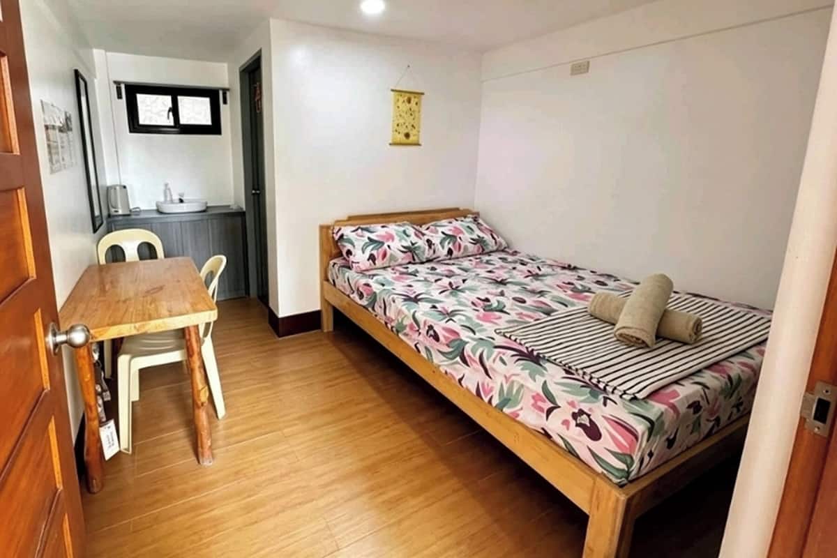 Standardzimmer | Schreibtisch, Verdunkelungsvorhänge, Bügeleisen/Bügelbrett