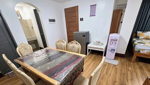 Phòng tập thể | Bàn, màn/rèm cản sáng, bàn ủi/dụng cụ ủi quần áo 