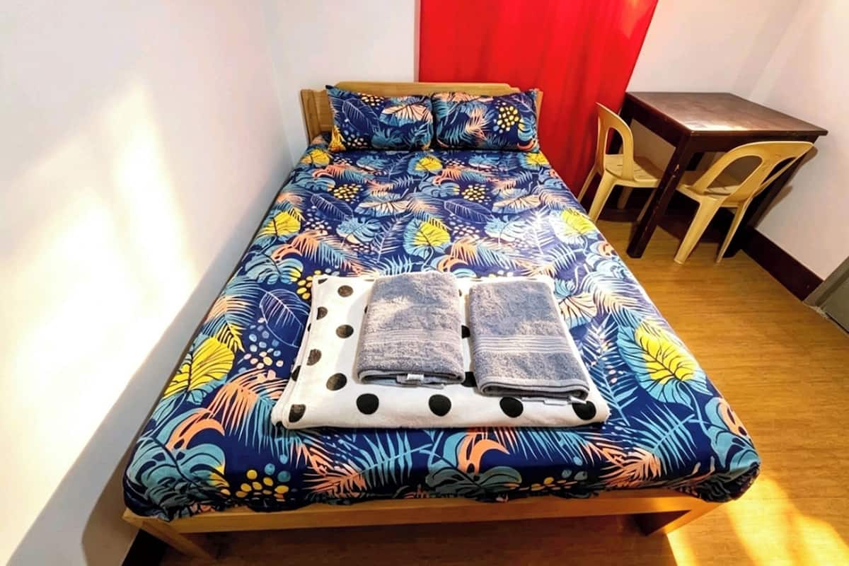 Basic-Zimmer | Schreibtisch, Verdunkelungsvorhänge, Bügeleisen/Bügelbrett