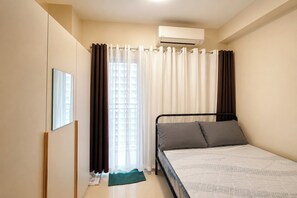 Desk, iron/ironing board, WiFi (free), bed sheets - Smdc Fame Apartment (Mandaluyong)