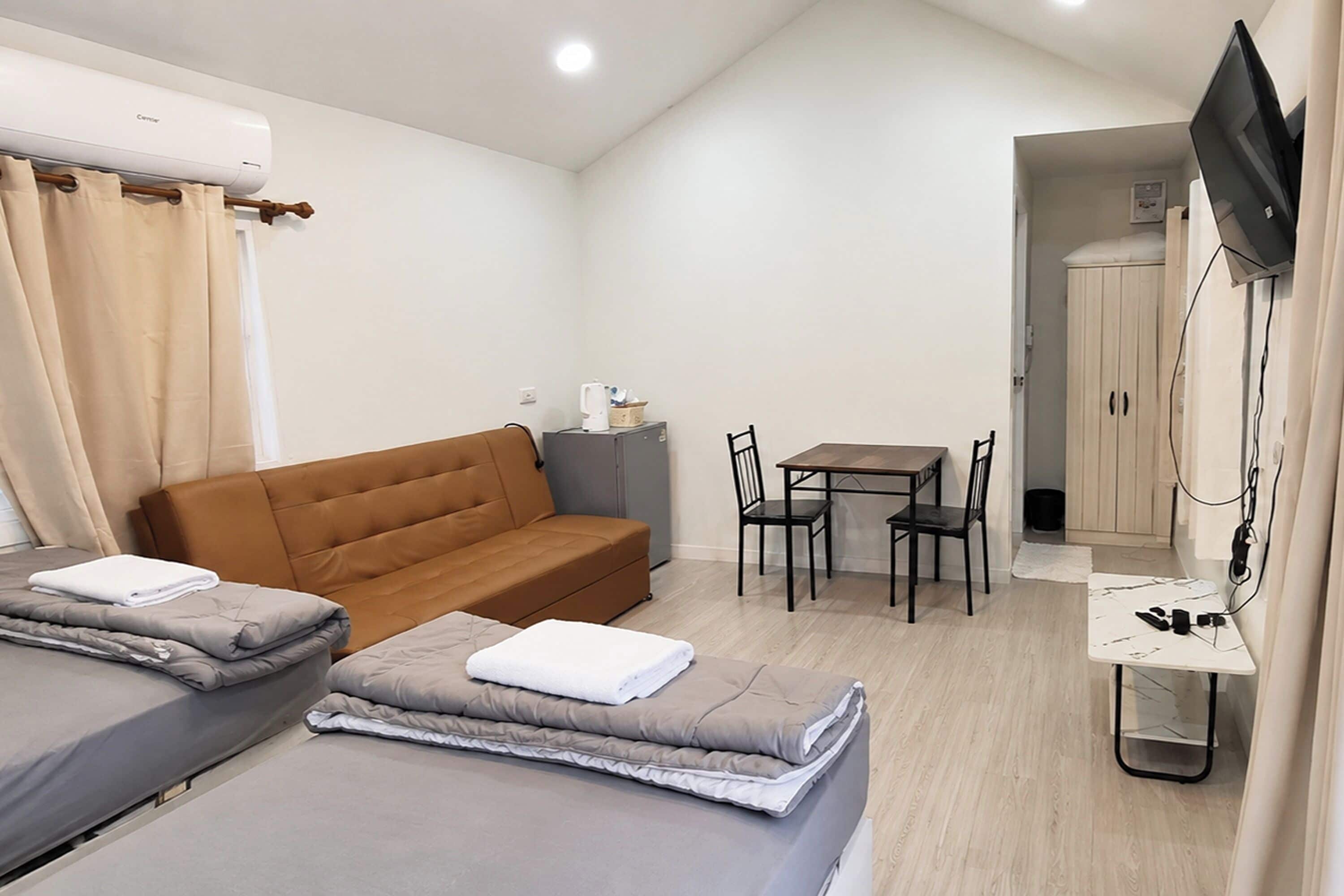 Premium Twin Room | Minibar, desk, WiFi (free), bed sheets