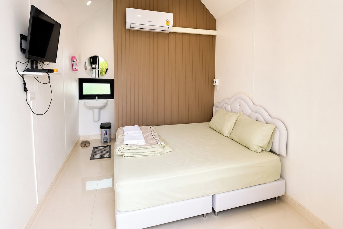 Minibar, desk, free WiFi, bed sheets