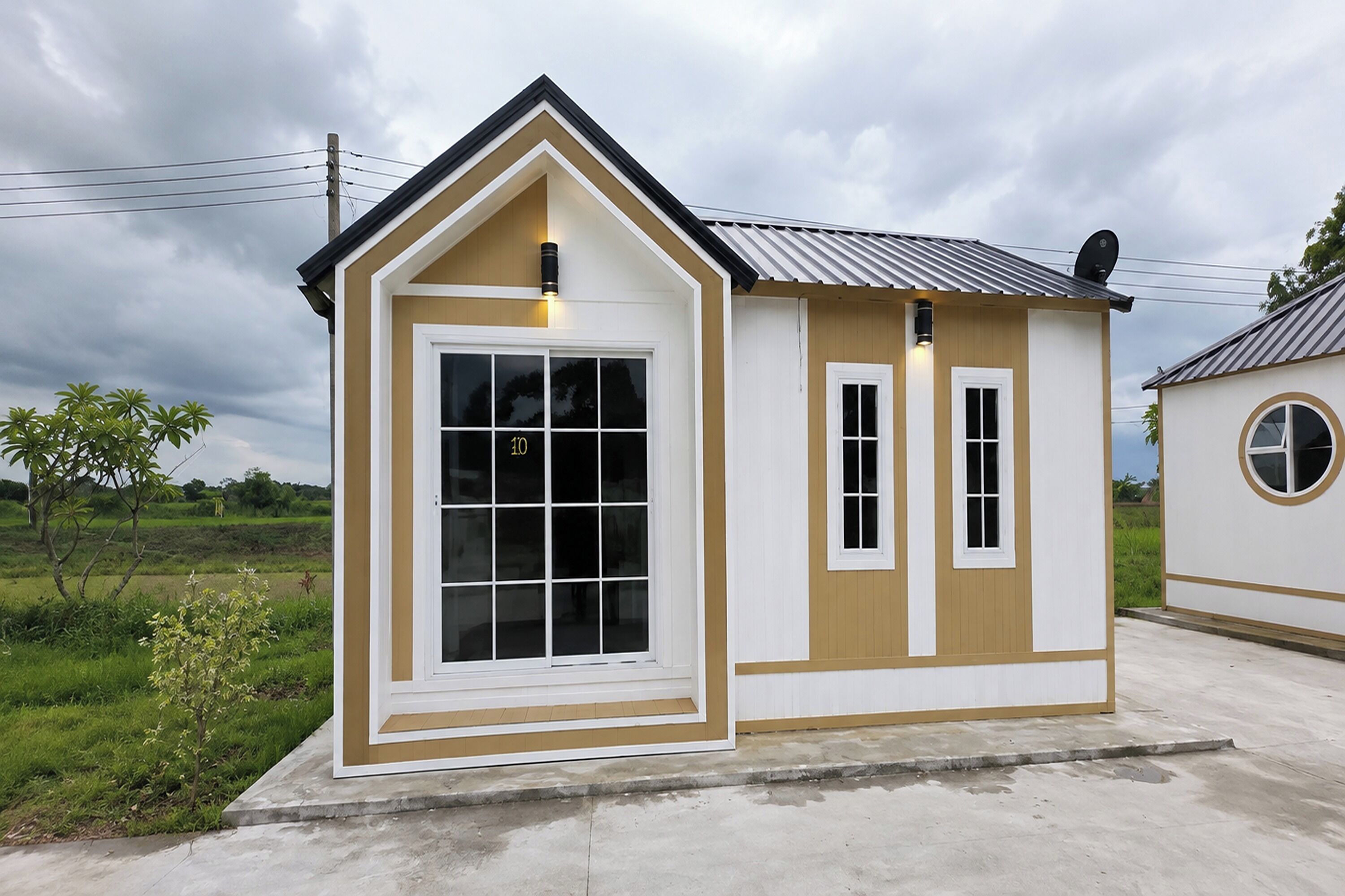 Un petit bâtiment d’un seul étage, doté d’un toit à pignon, d’une grande fenêtre à l’avant et d’une fenêtre plus petite sur le côté.