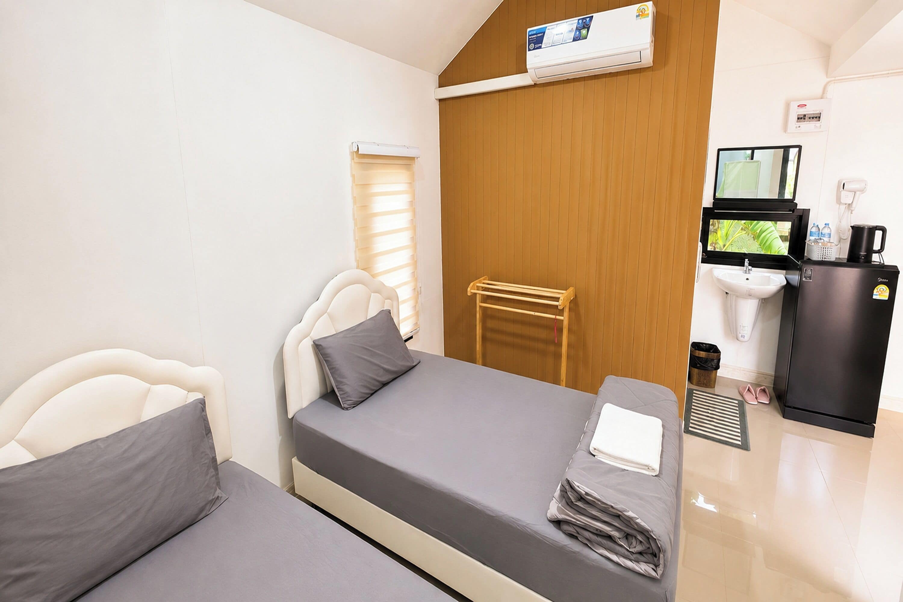 Deluxe Twin Room | Minibar, desk, WiFi (free), bed sheets