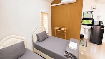 Deluxe Twin Room | Minibar, desk, WiFi (free), bed sheets