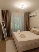 Cortinas blackout, tabla de planchar con plancha y wifi gratis 