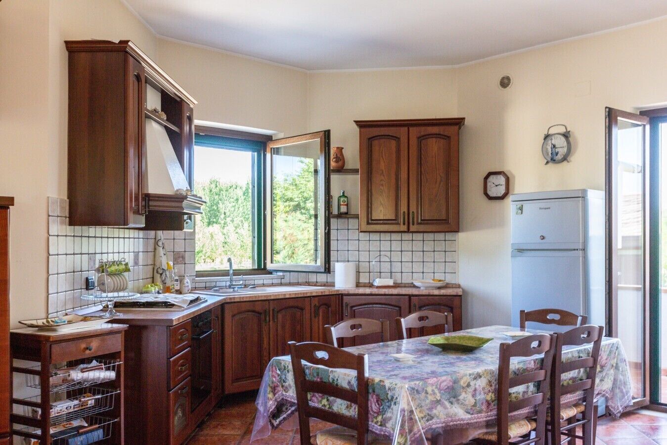 Macchina per tè/caffè, frigorifero, forno, piano cottura
