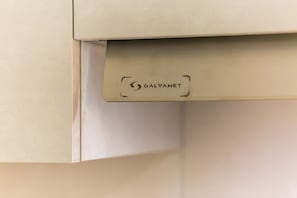 Eine weiße Wand mit einer eingesetzten Vertiefung, die das 'GALVAMET'-Logo zeigt.