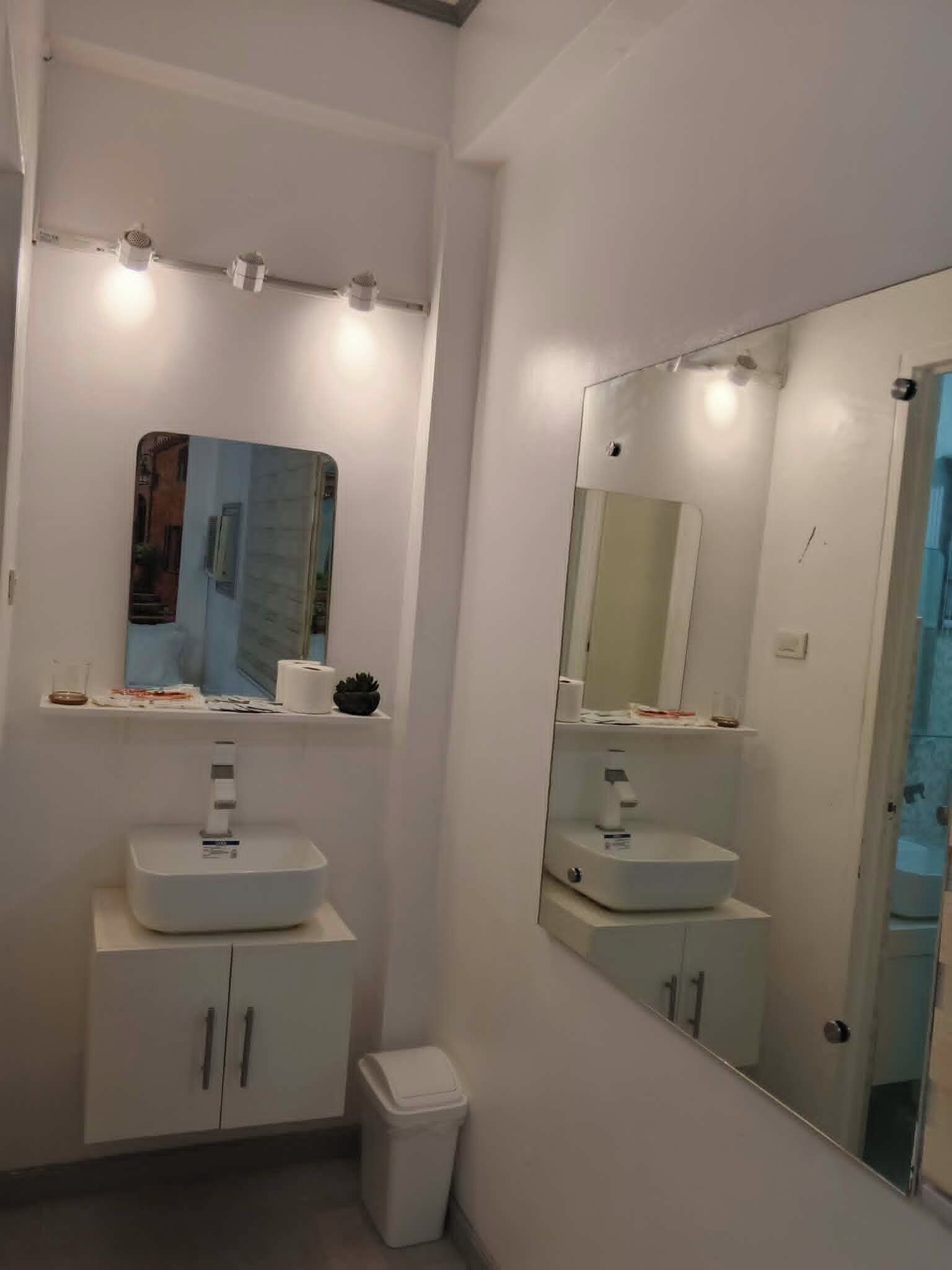 Ducha, toallas, jabón, shampoo