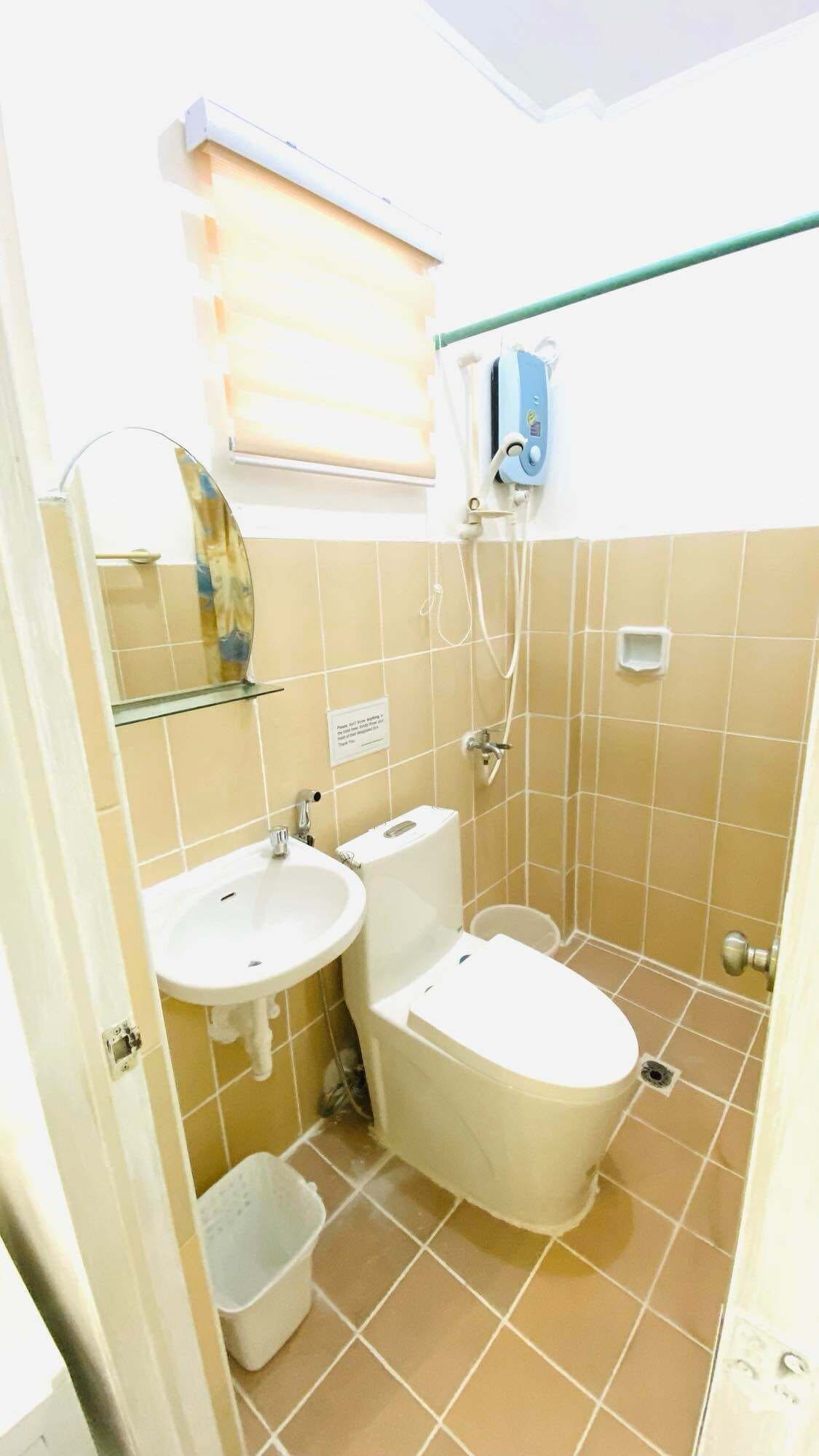 Quadruple Room, Non Smoking, Private Bathroom | Bathroom | Shower, free toiletries, slippers, bidet