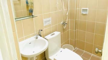 Vierpersoonskamer, niet-roken, privébadkamer | Badkamer | Een douche, gratis toiletartikelen, pantoffels, een bidet