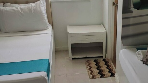 ห้องพักสำหรับสี่ท่าน, ปลอดบุหรี่, ห้องน้ำส่วนตัว | พื้นที่ทำงานแบบใช้แล็ปท็อป, ผ้าม่านกันแสง, เตียงเสริม/เปล, Wi-Fi ฟรี