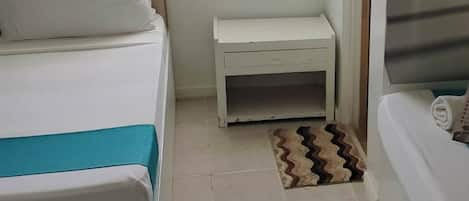 Habitación cuádruple, para no fumadores, baño privado | Espacio para trabajar con laptop, cortinas blackout y camas extra
