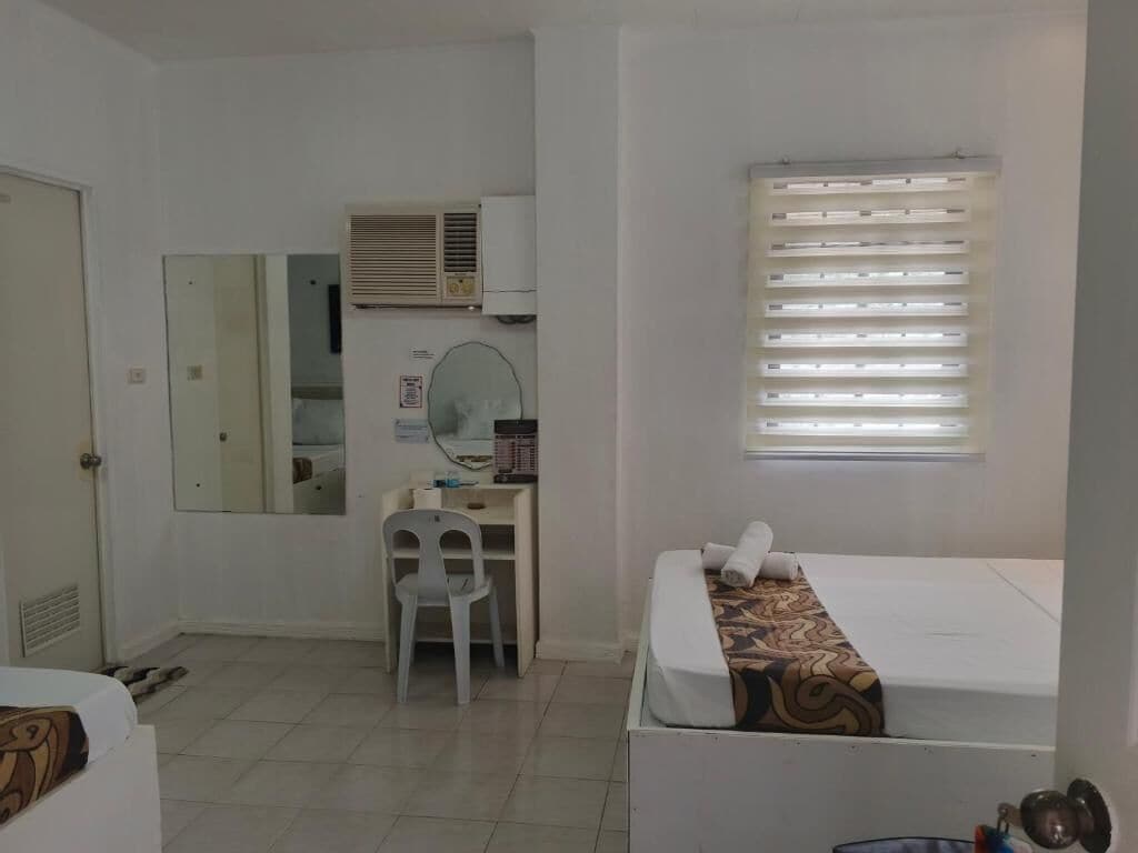 Espacio para trabajar con laptop y cortinas blackout 